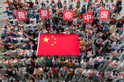 我與國旗合個影祝福祖國媽媽“生日快樂”