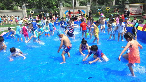 開封市社會(huì)救助協(xié)會(huì)組織愛心企業(yè)到教育悅都幼兒園獻(xiàn)愛心